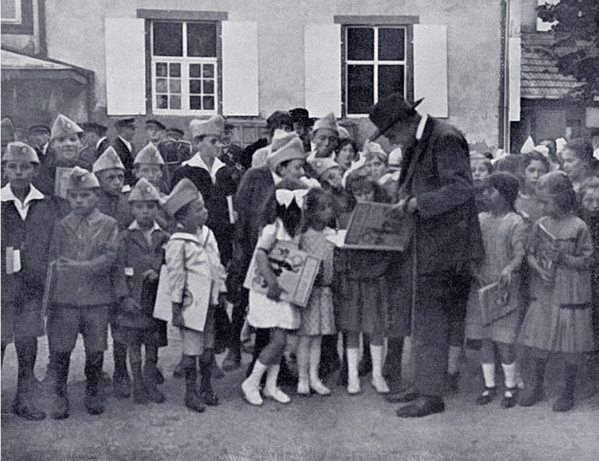 1932 : Distribution de bonnets de Poilus aux fils de&nbsp;Feldgrauen