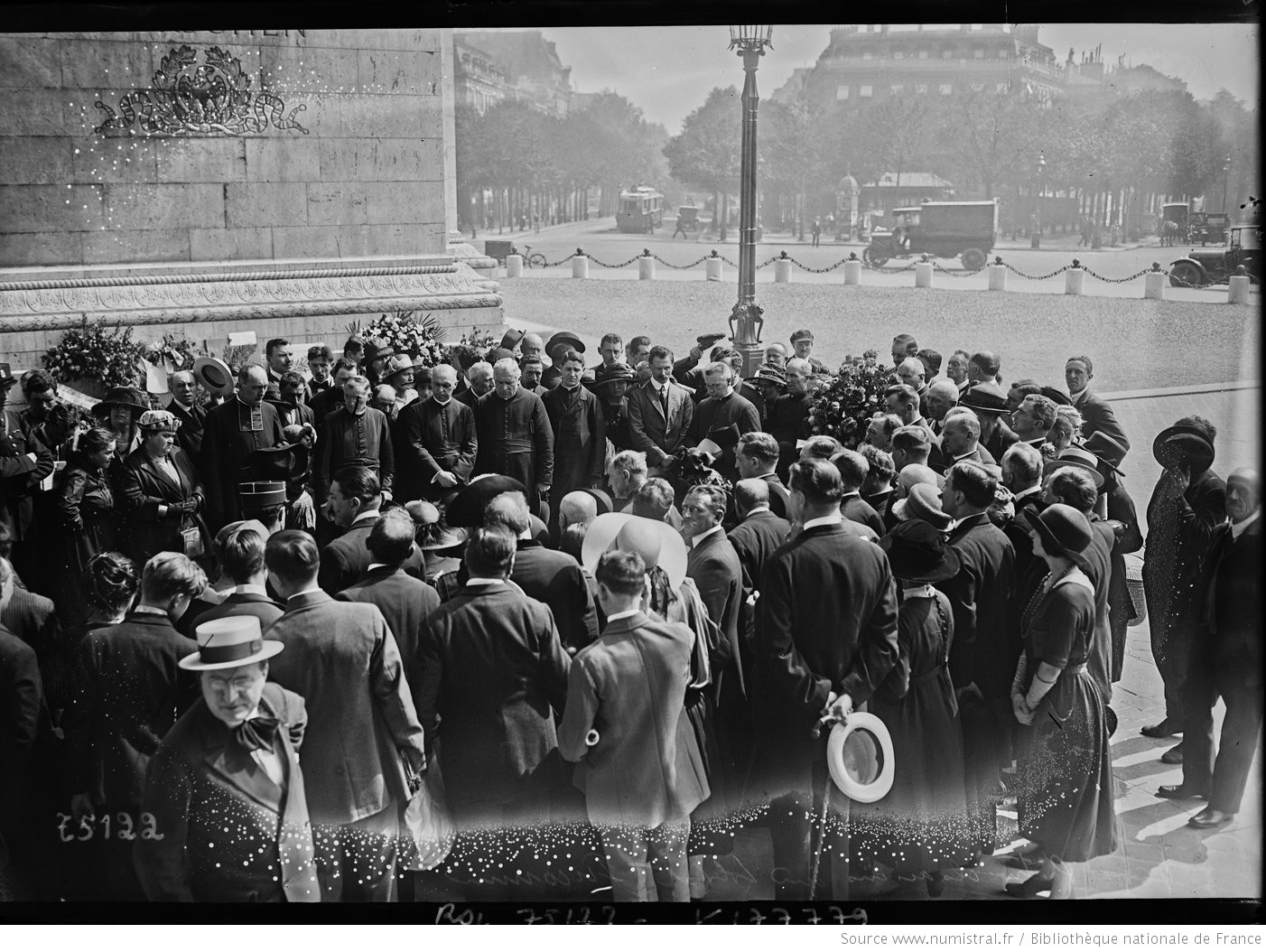 9-6-22_prêtres_alsaciens_au_[tombeau_[...]Agence_Rol_btv1b53080604r_1