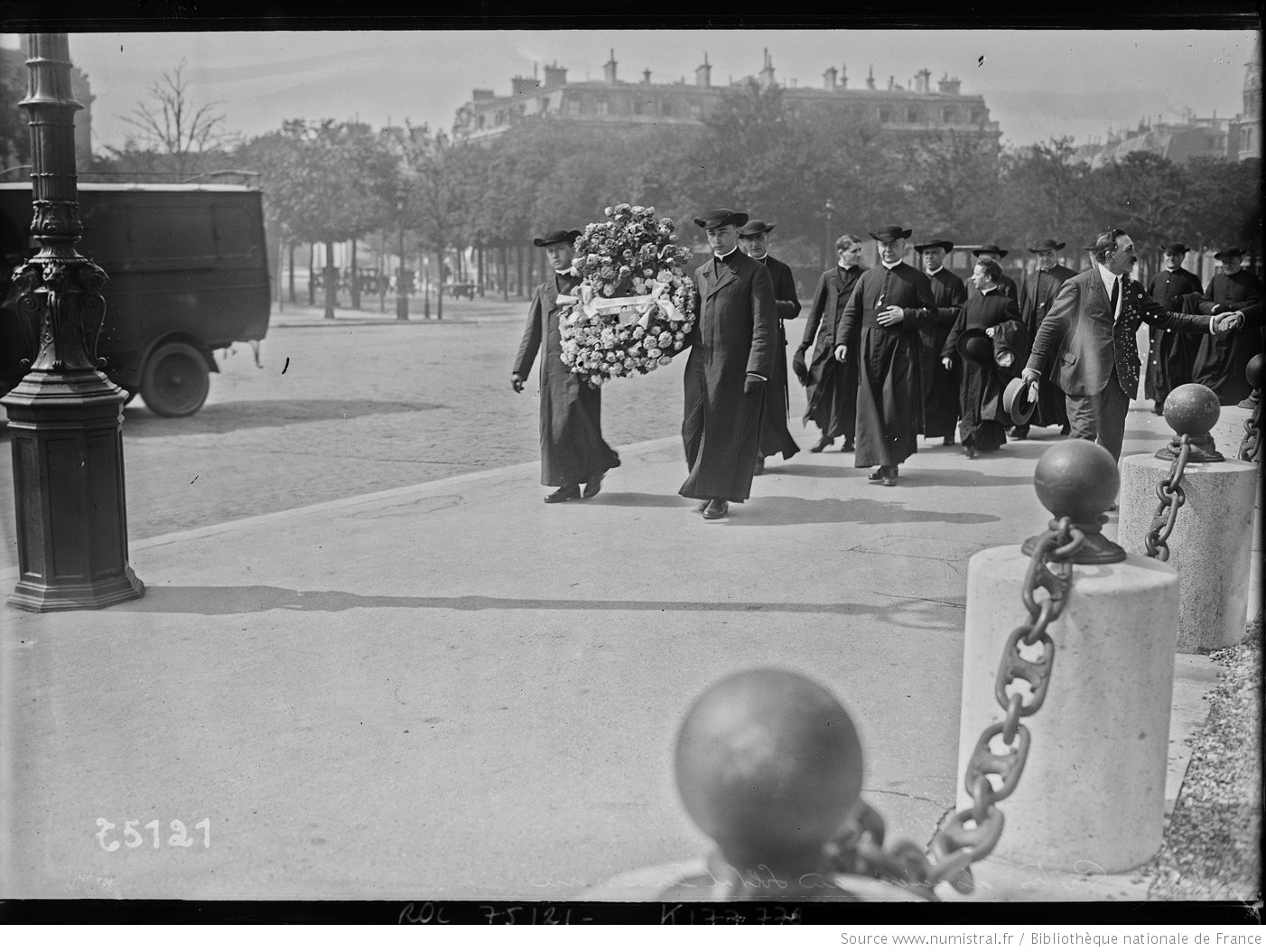 9-6-22_prêtres_alsaciens_au_[tombeau_[...]Agence_Rol_btv1b530806056_1