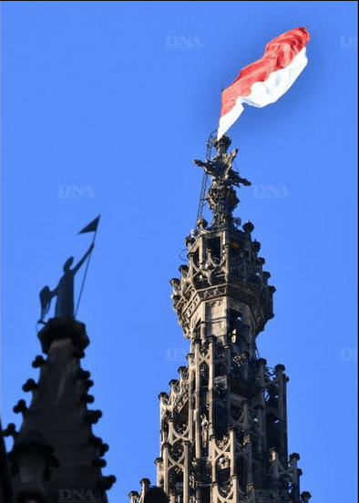 Strasbourg : un drapeau Rot und Wiss sur la flèche de la&nbsp;cathédrale