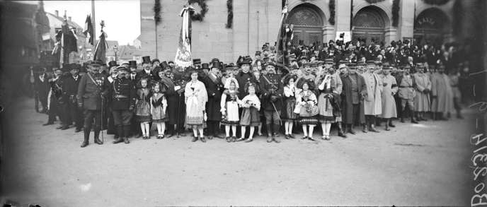 22/11/1918 : La foule colmarienne acclamant le général de&nbsp;Castelnau